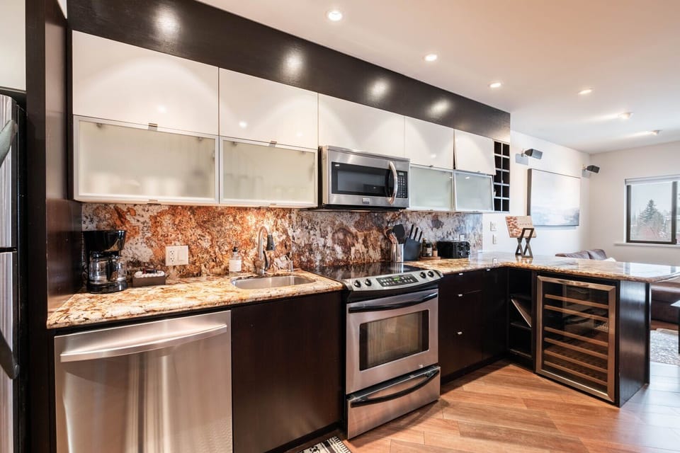 Full kitchen: Stainless steel appliances