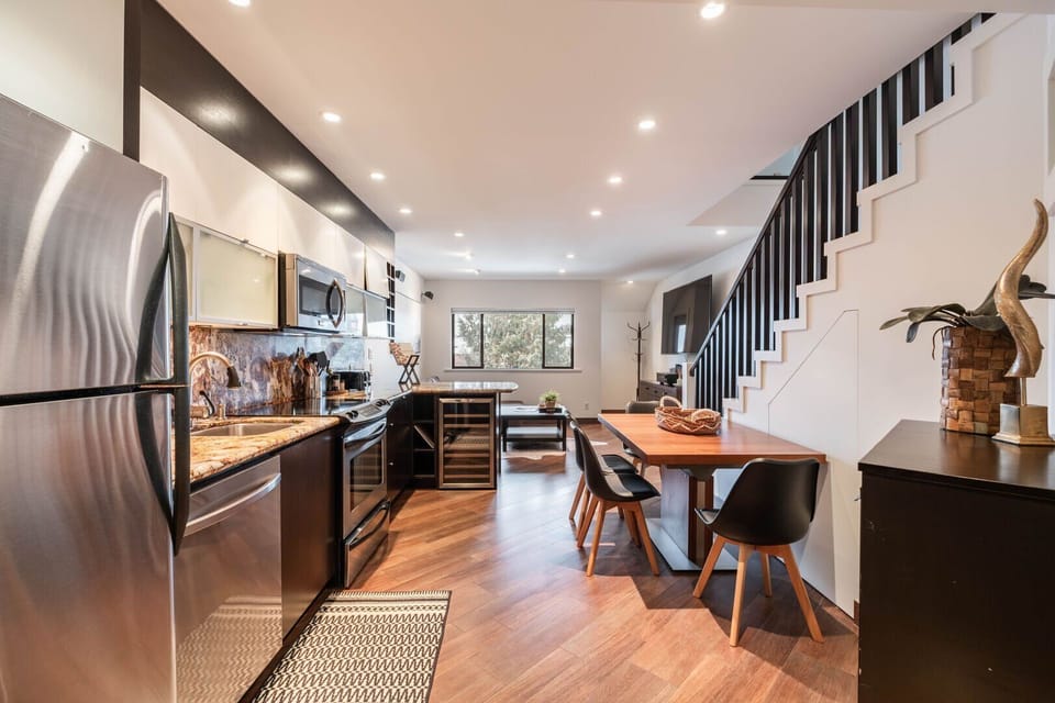Full kitchen: Stainless steel appliances