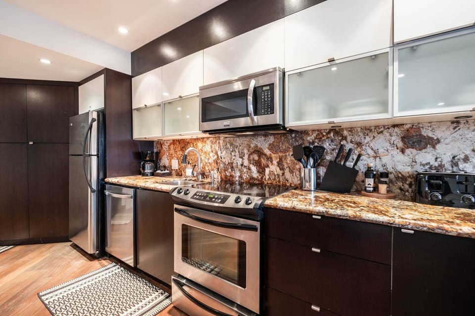Full kitchen: Stainless steel appliances