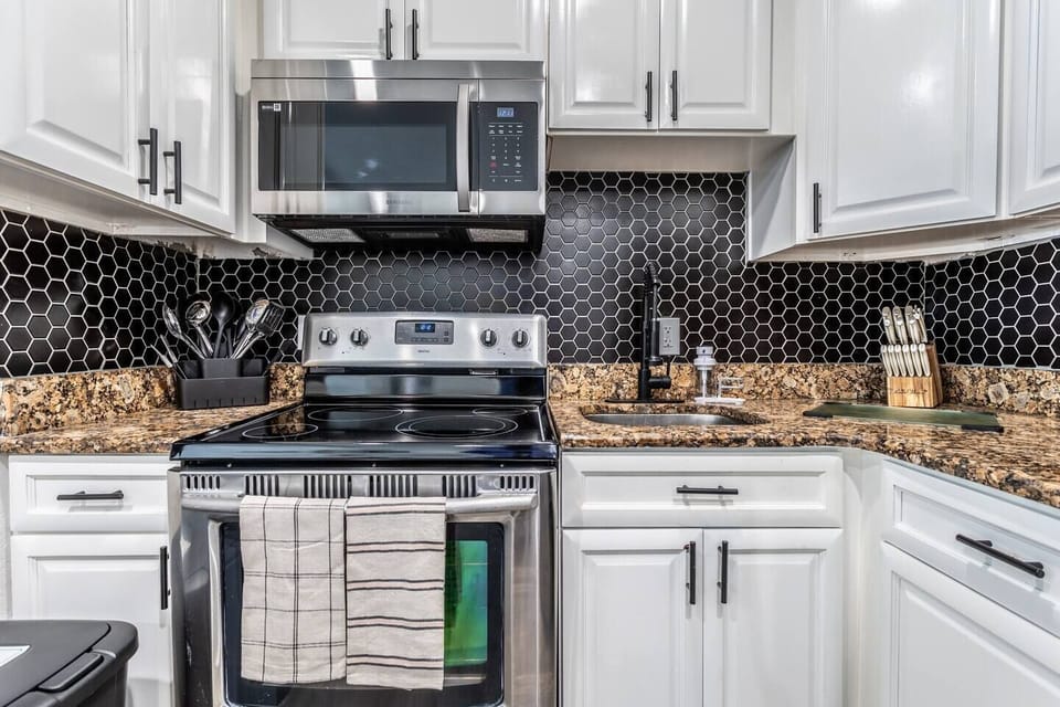 Our fully equipped kitchen. We stock a wide variety of kitchen utensils, including pots, pans, spatulas, knives, cutting boards, and more. In addition, we provide you with the necessary utensils to serve your meals.