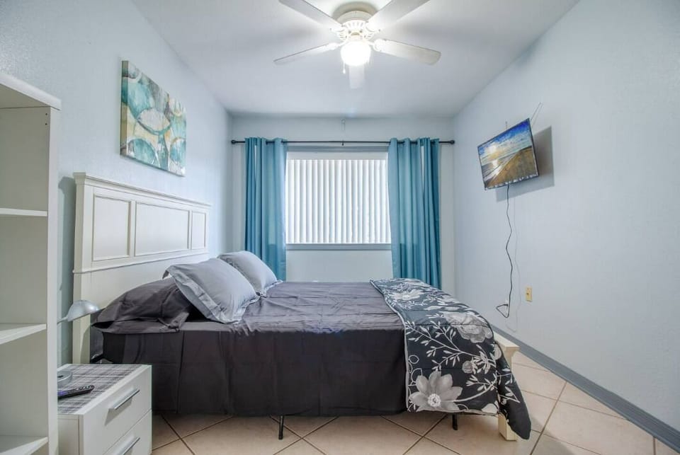 Room with double bed, with soft sheets and pillows. Includes  tv and ceiling fan 