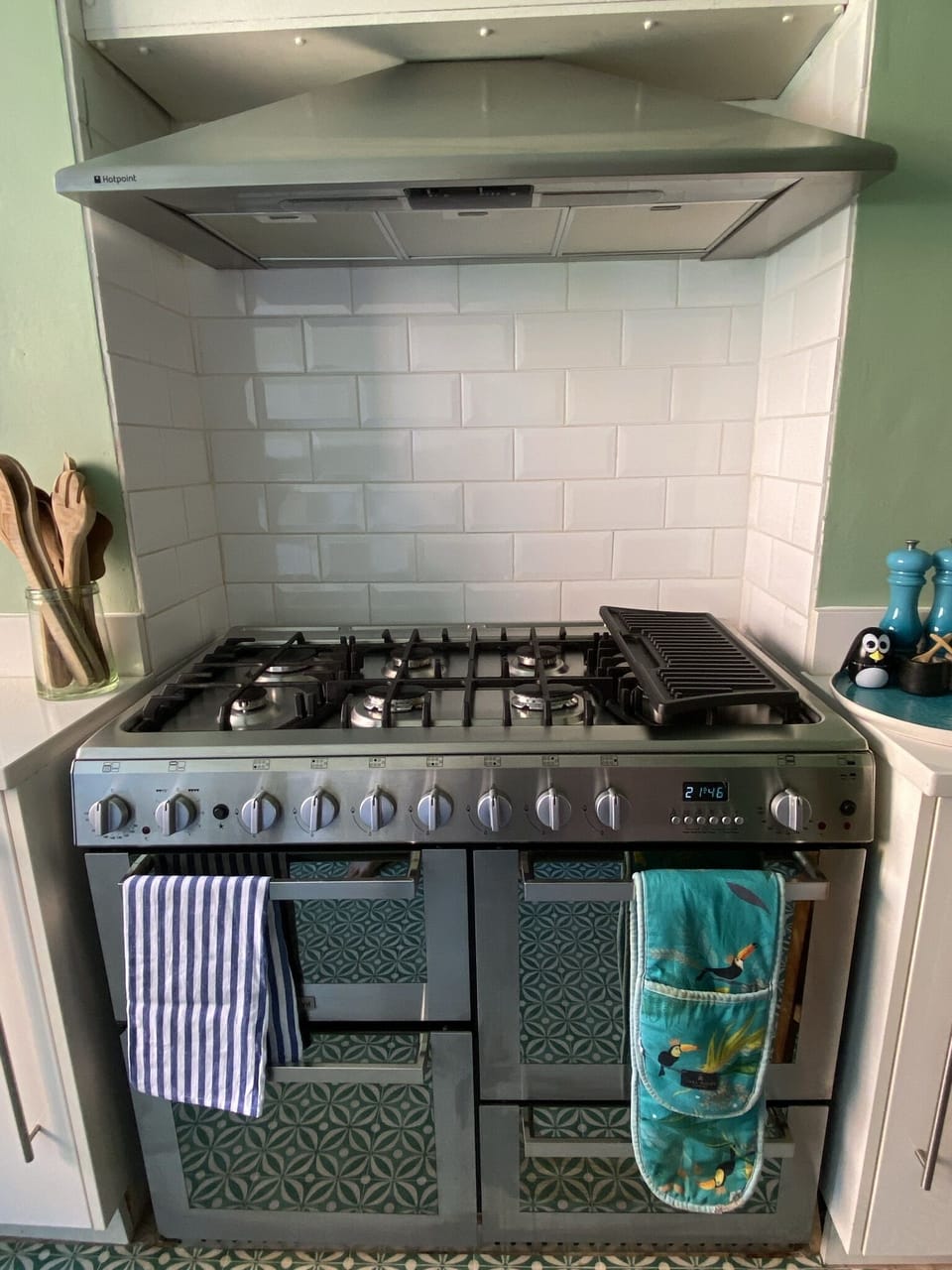 2 ovens, 1 grill and a warming oven. 7 hobs. 