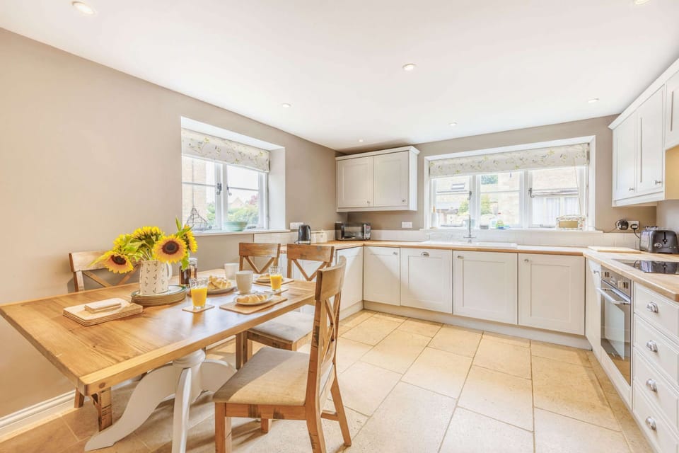 The Old Farmhouse Kitchen - StayCotswold