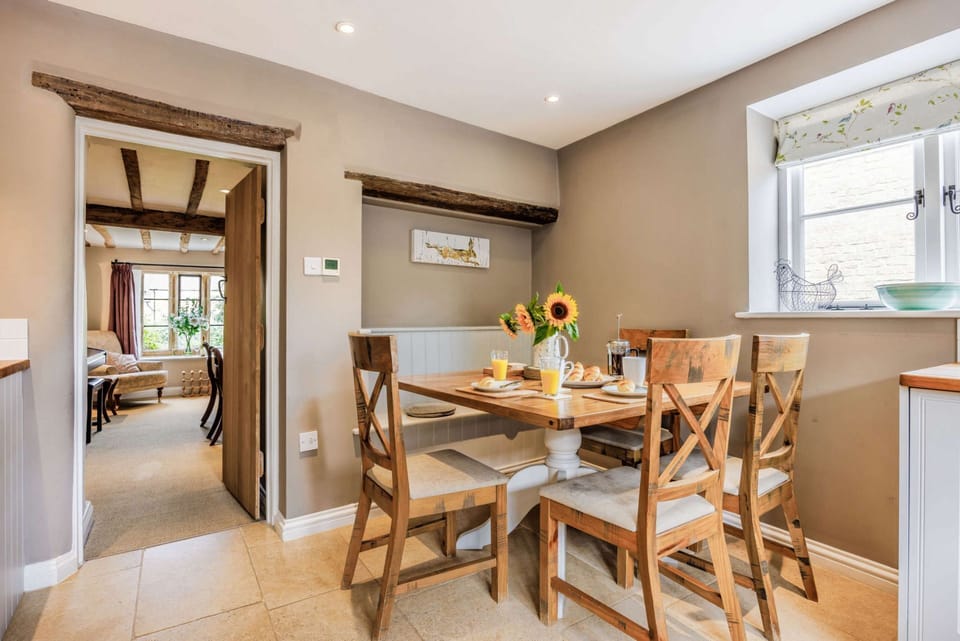 The Old Farmhouse Kitchen - StayCotswold