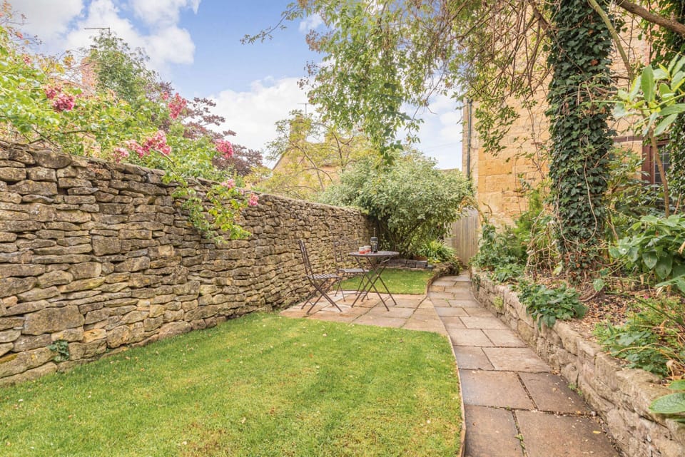 Keeley Cottage Garden - StayCotswold