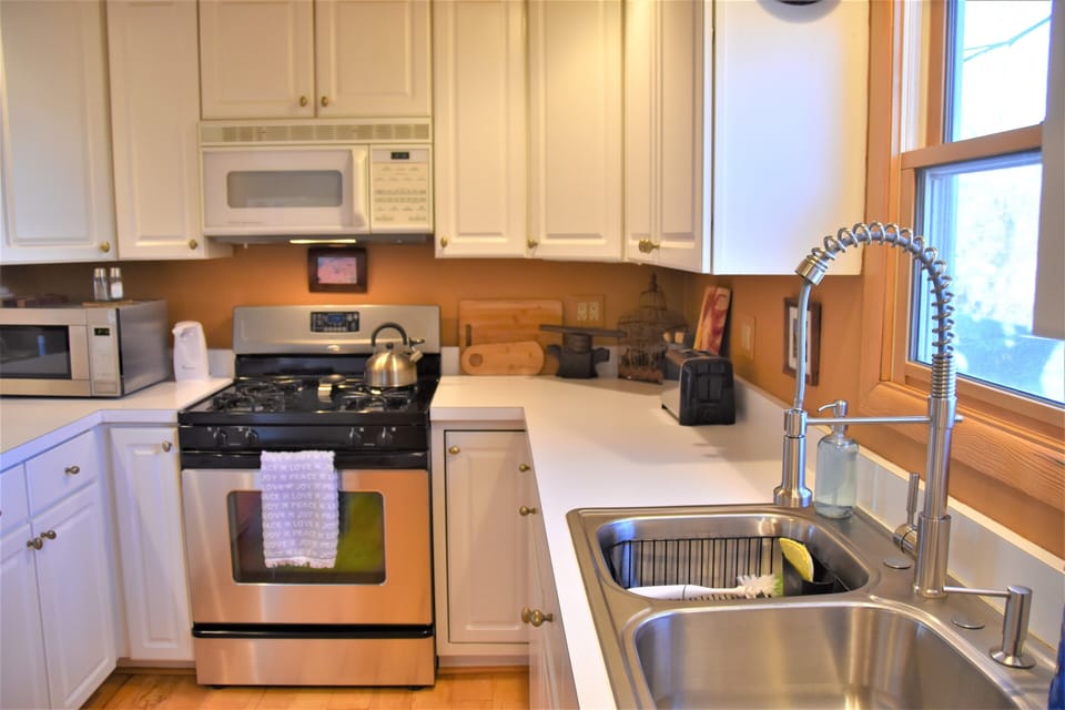 Feel at home in the bright kitchen w/ oven, fridge & included quality coffee. 