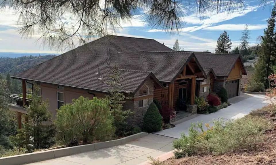 Featuring 3200 sq/ft home with sprawling views, spacious comforts & good times!