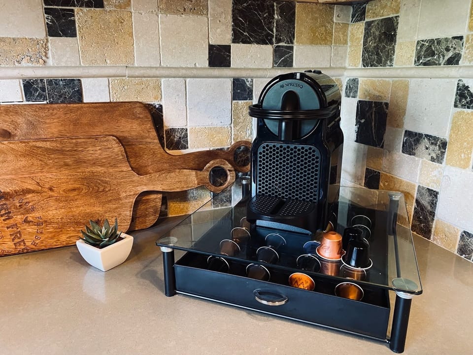 Espresso machine and coffee pot with complimentary supplies