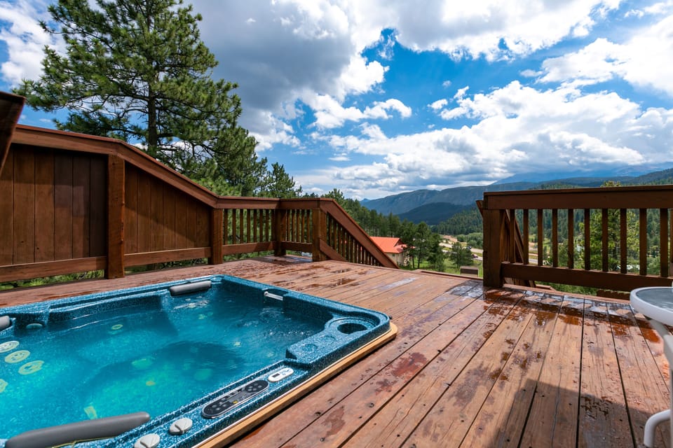 Relax in our hot tub with powerful jets under the beautiful sky of Colorado