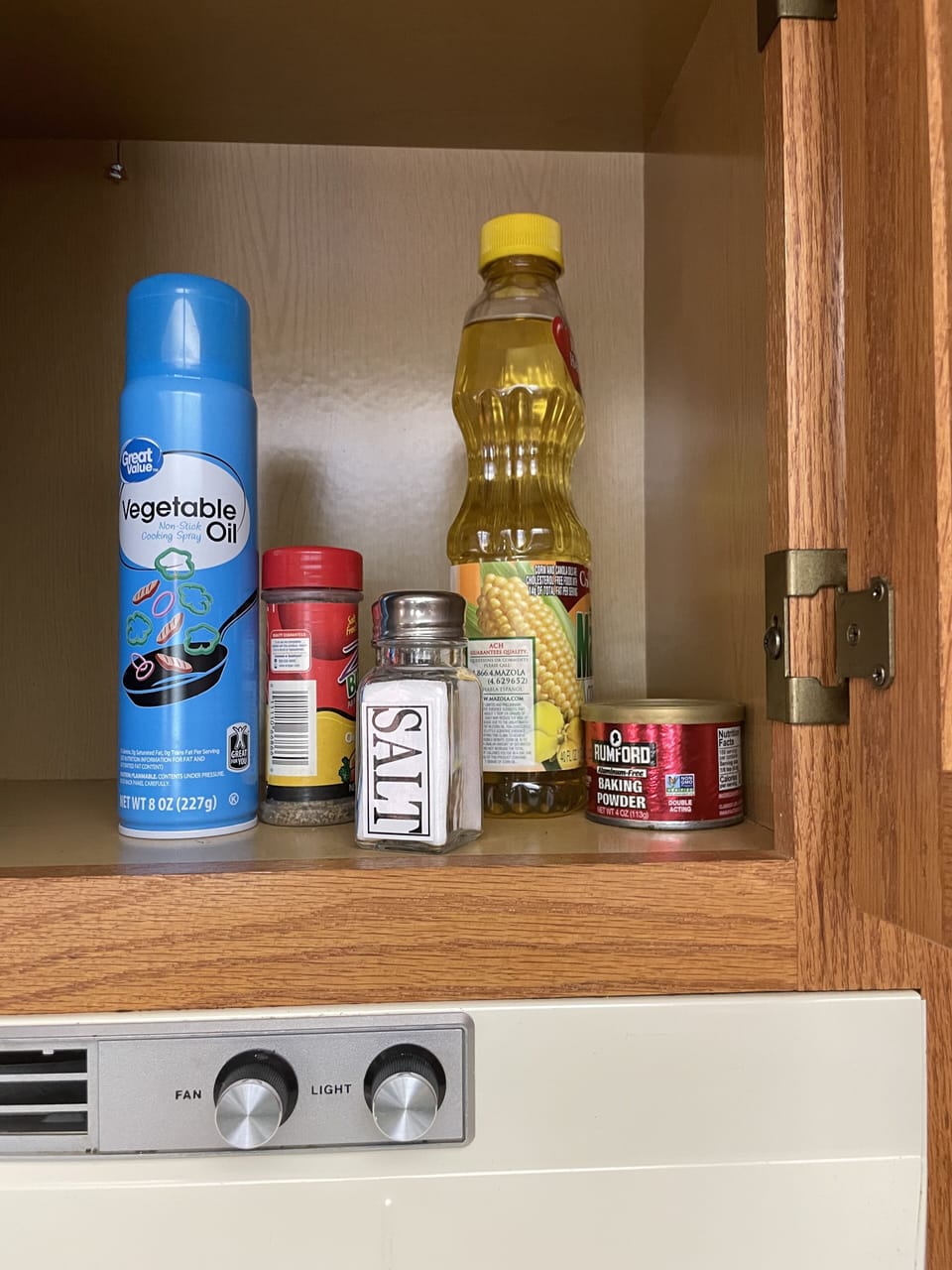 Provided amenities in kitchen.
