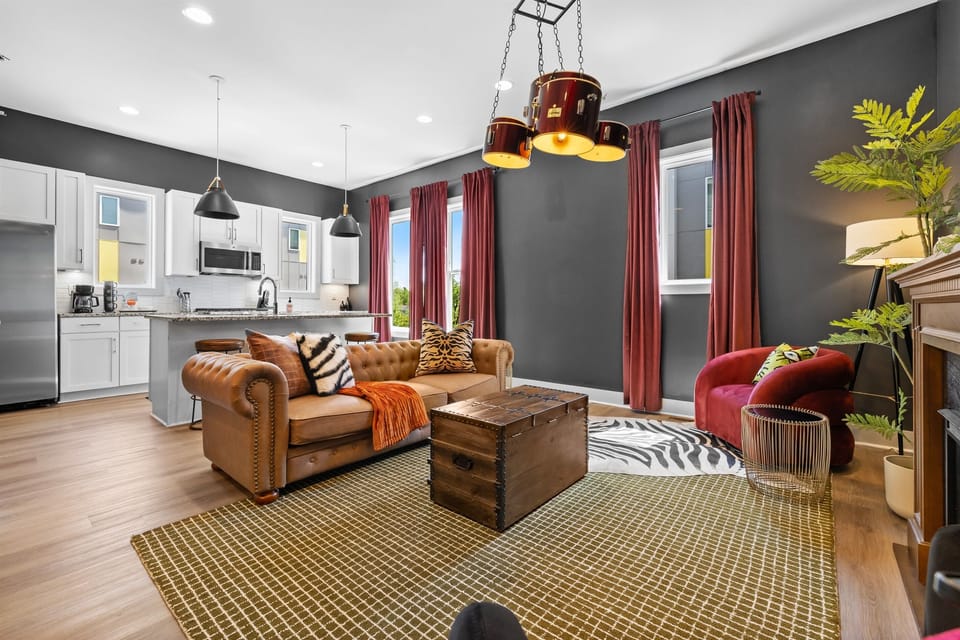 Living Room: Stylish retreat with vibrant decor and a vintage flair for unforgettable gatherings!