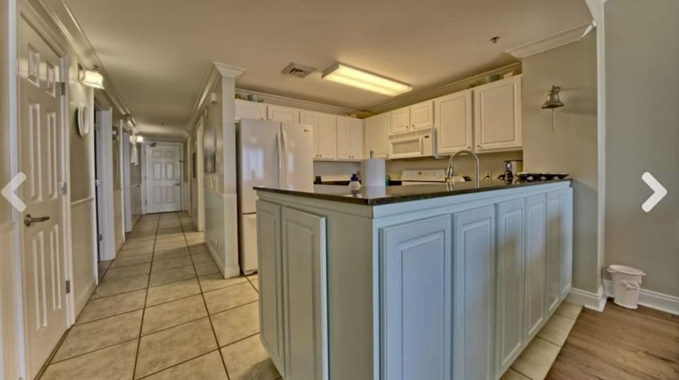 Fully stocked Kitchen with updated appliances 🍾