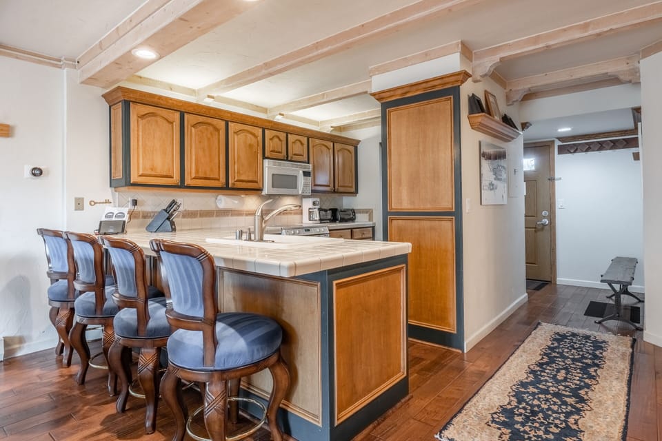 Fully Equipped Kitchen with 4 Bar Stools