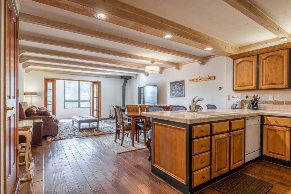 Fully Equipped Kitchen with 4 Bar Stools