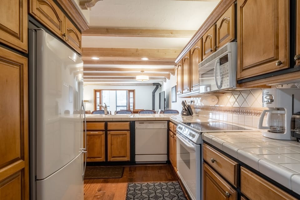 Fully Equipped Kitchen with 4 Bar Stools