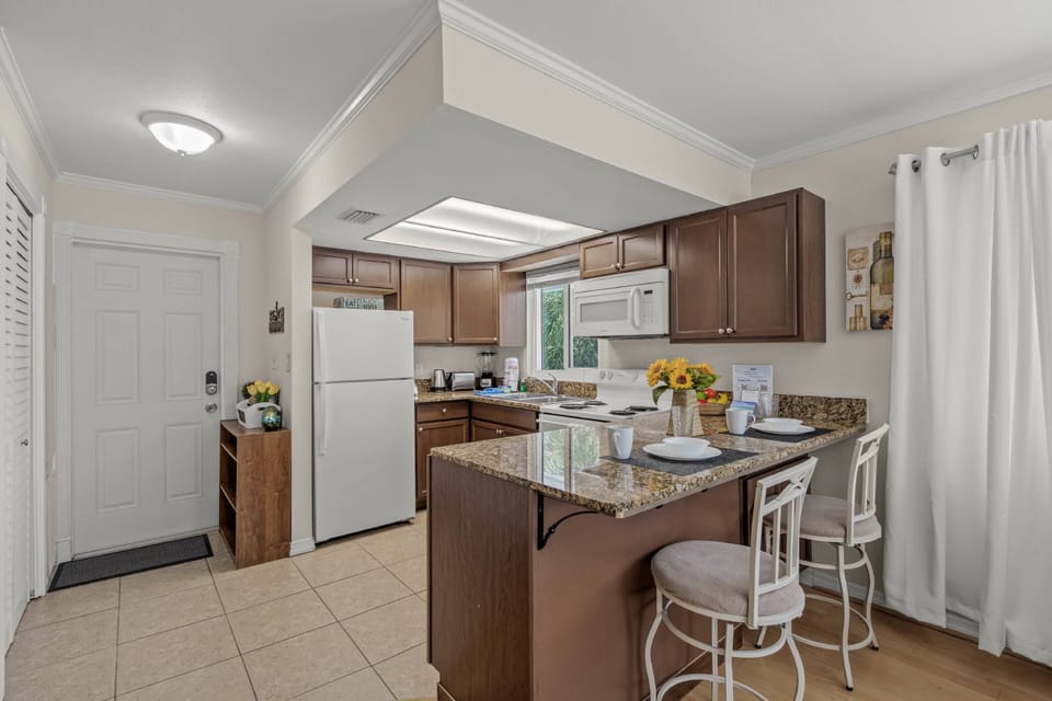 Whip up light meals in the well-equipped kitchenette, complete with counter seating for two—perfect for casual breakfasts or lunch prep