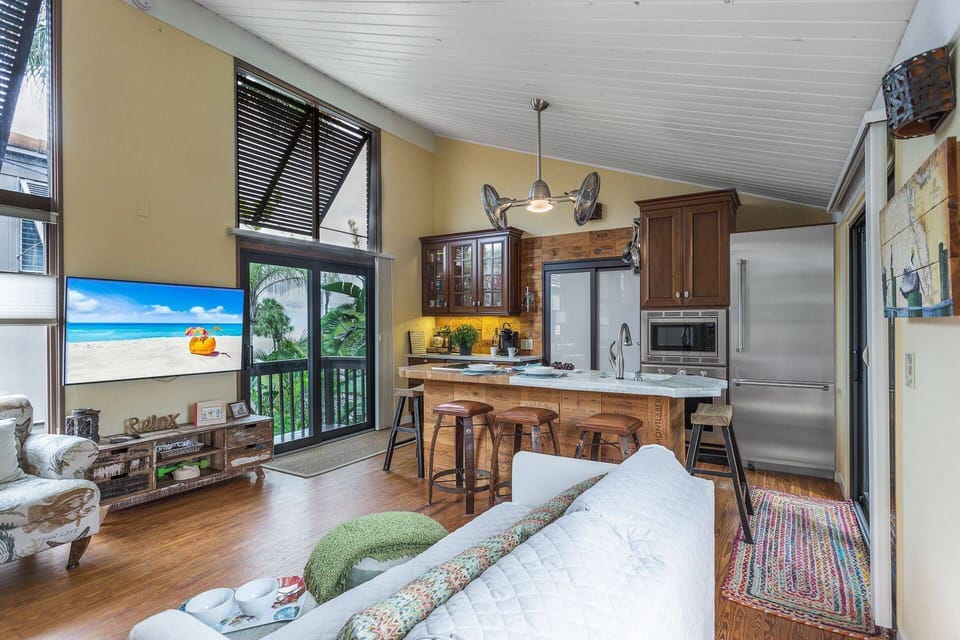 Corner unit condo with vaulted ceilings.  Coffee table has been added. Cable & WiFi included.