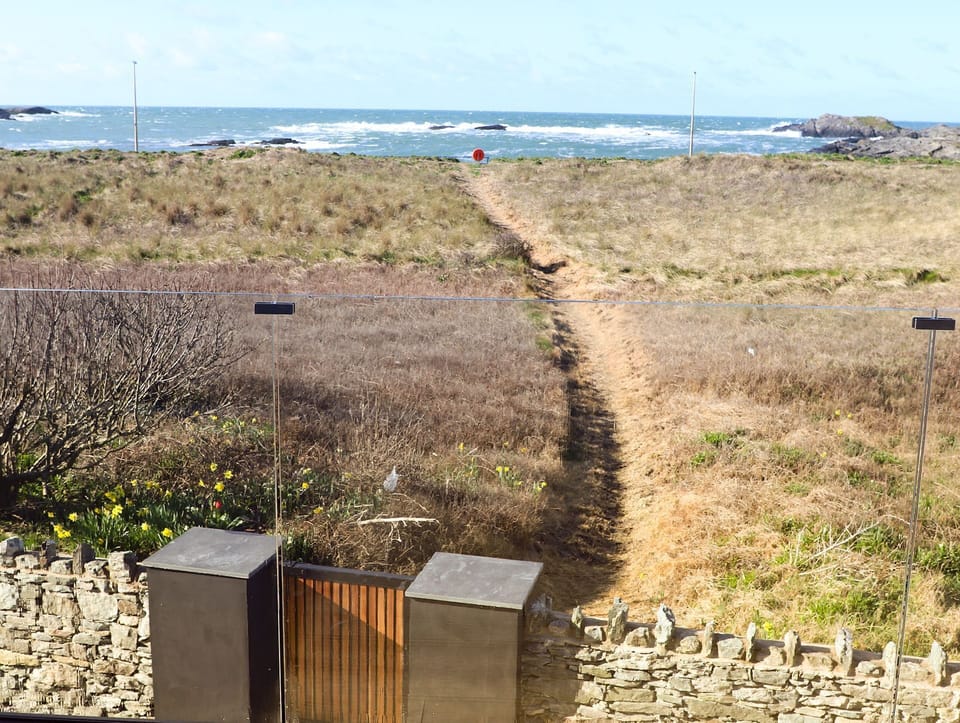 Sandown House -  an on the beach that sleeps 14 guests  in 6 bedrooms Cottage in Trearddur Bay