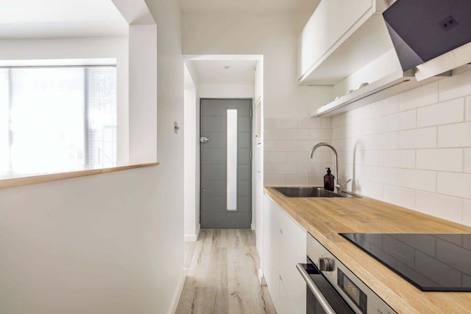 Hogarth Road bright and airy bathroom