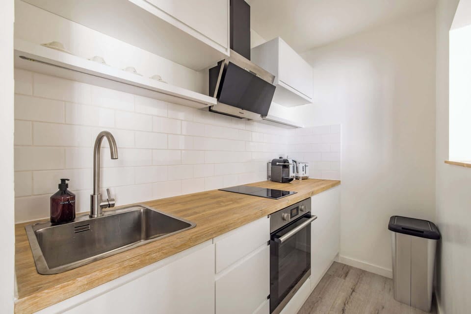 Hogarth Road bright and airy bathroom