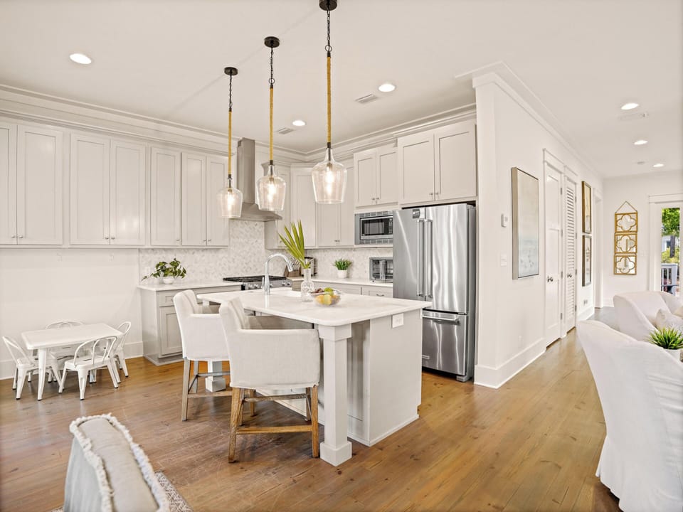 Kitchen - Island Seating - Floor 1