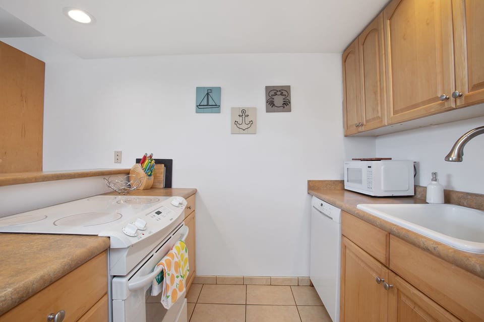 Full kitchen to enjoy meals and company.