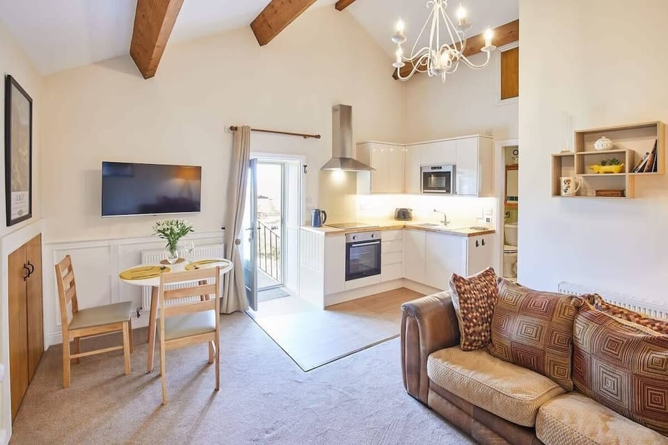 The Hayloft, Burley Woodhead - Host & Stay