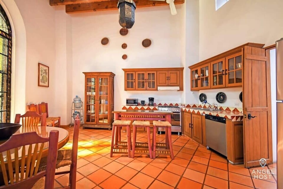 Spacious kitchen with breakfast bar for 3