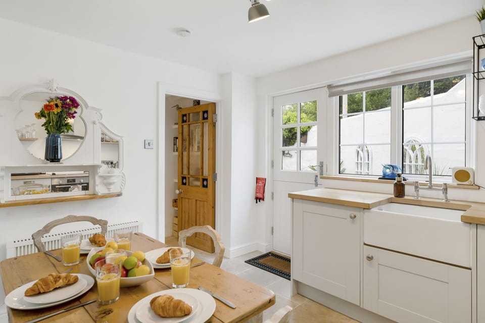 Jade Cottage, St Agnes. Ground floor: Sit down and enjoy a delicious breakfast