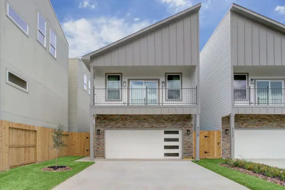 4 spacious parking spots available! 2 car garage and 2 car driveway space.