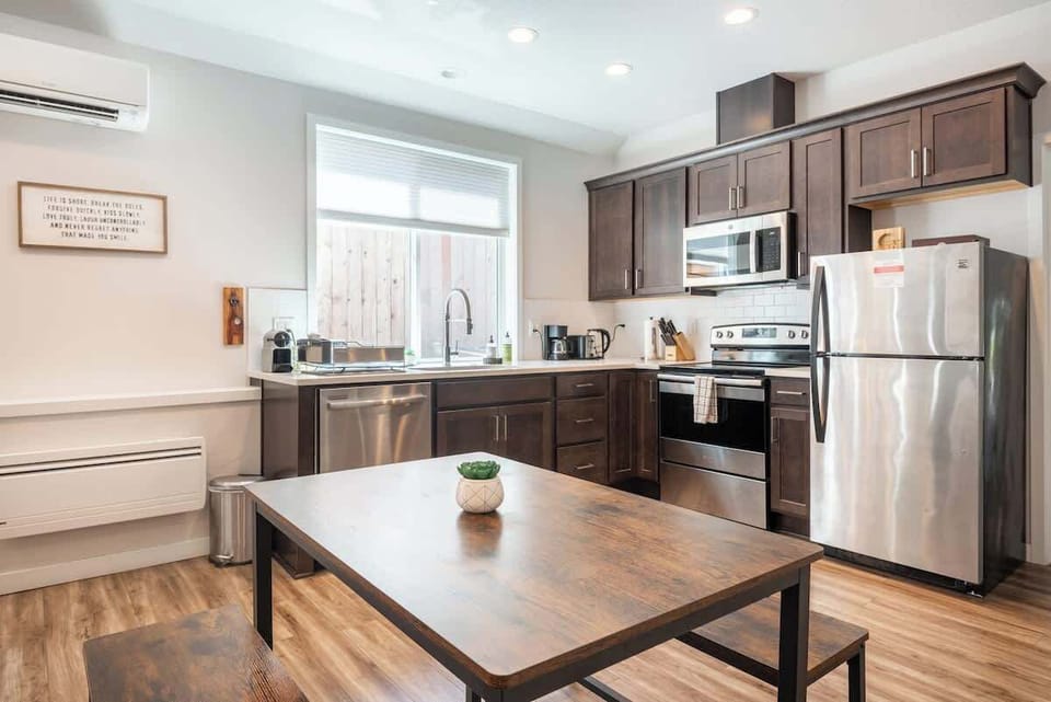 Modern kitchen with Fridge, Oven, Stove, Microwave, Dishwasher