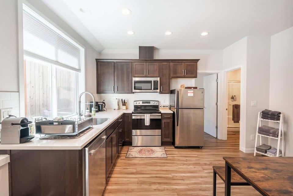 Modern kitchen with Fridge, Oven, Stove, Microwave, Dishwasher