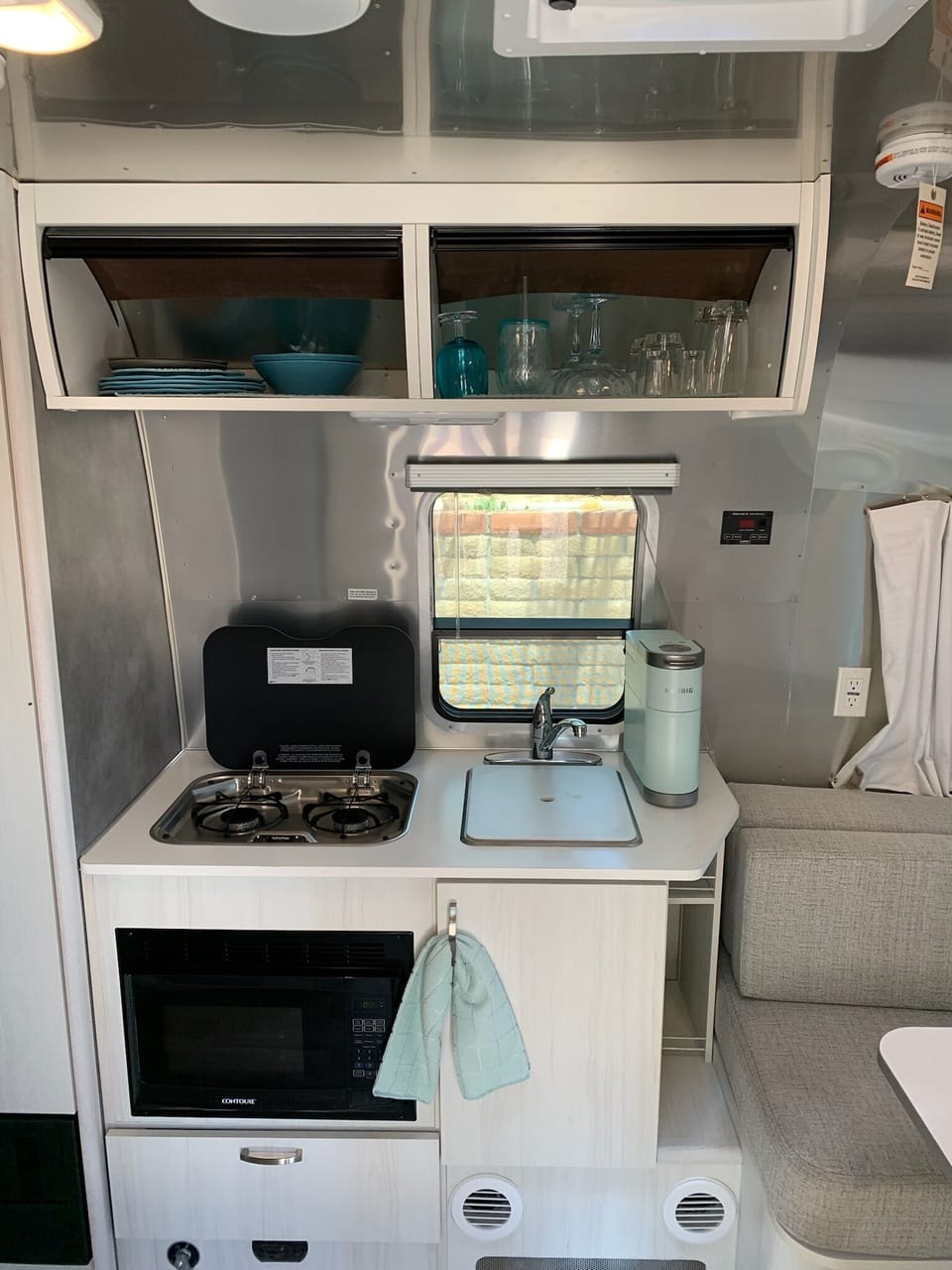 Kitchenette ( gas stove , sink, microwave)