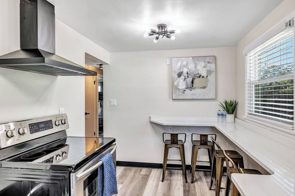Kitchen/ bar area