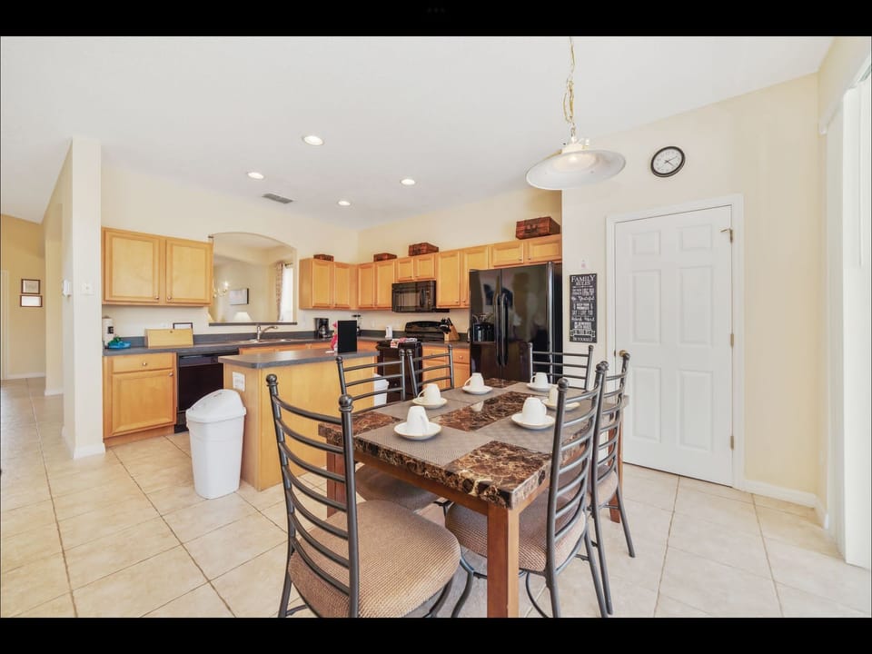 Kitchen/ dining