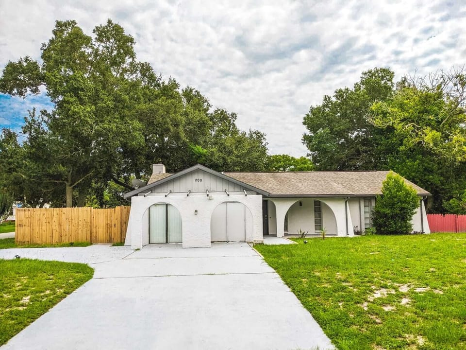 Front entrance of the house: Smart lock.Shared driveway parking 