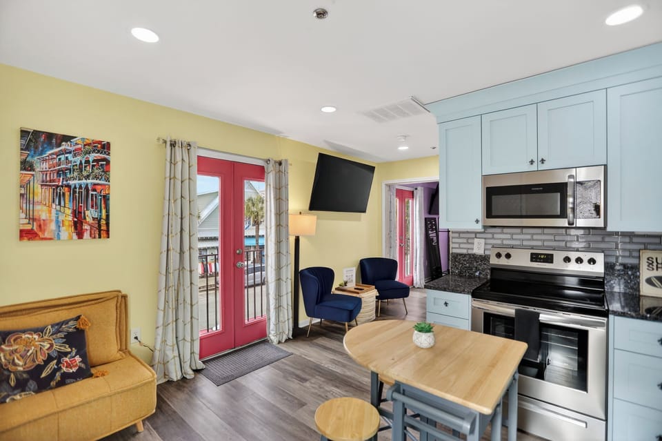 Kitchen / Living - Fully Equipped Kitchen With Breakfast Bar