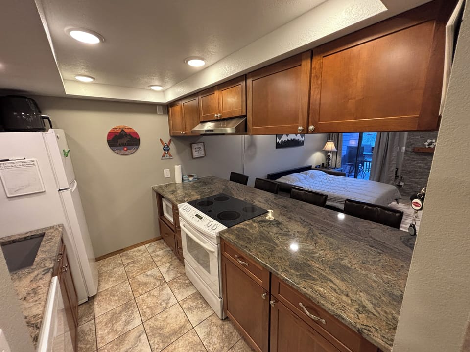 Granite Counters- Electric Stove/Oven w/ all the kitchen essentials in cabinets 