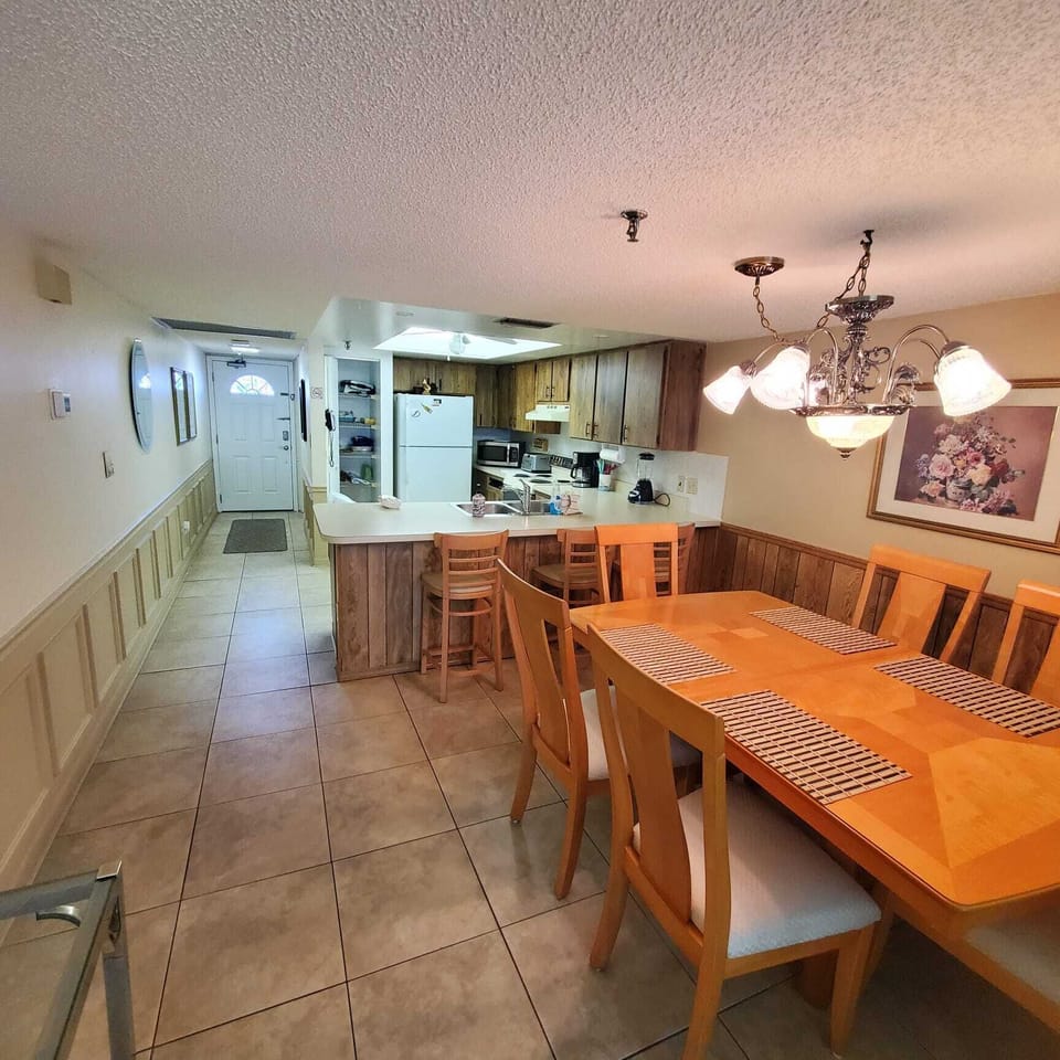 Eating Area + Breakfast bar