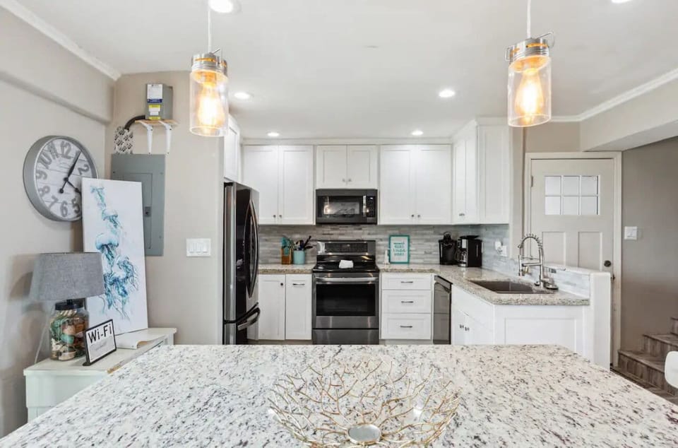 Keurig or traditional
Brew! Fully stocked kitchen cookware! Granite. Stainless.