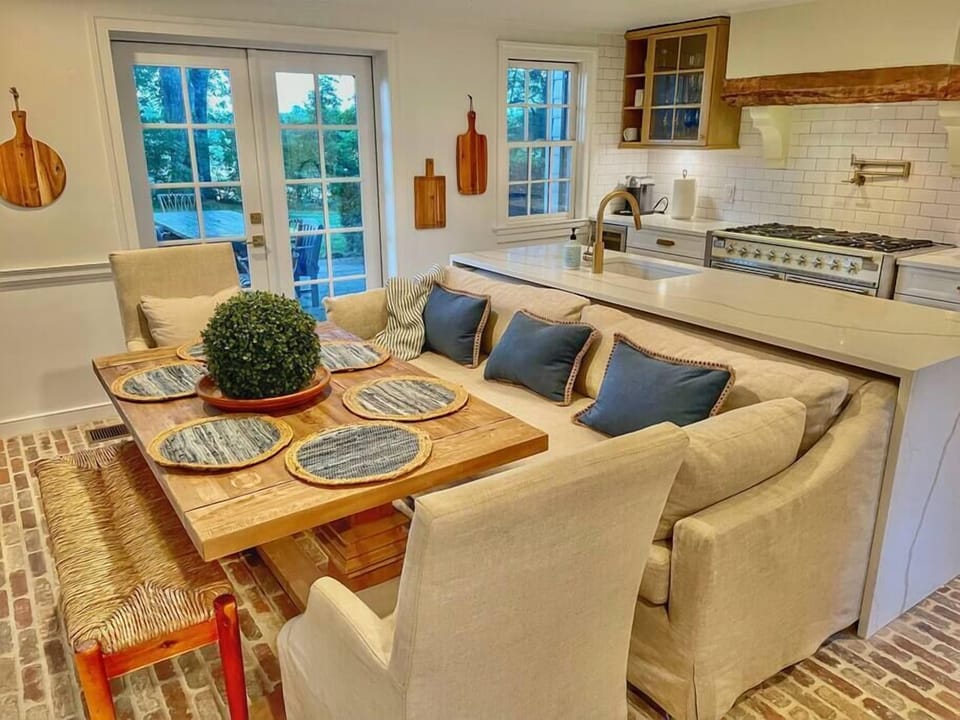 Cozy eat-in farmhouse style kitchen