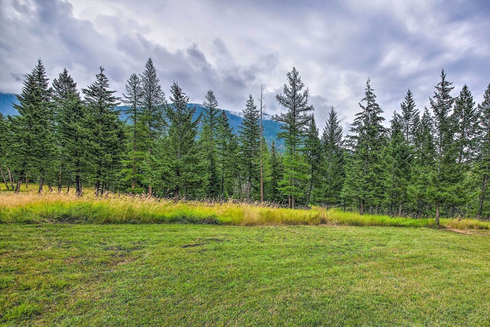 Spacious Yard | Mountain Views | Horseshoe Pit