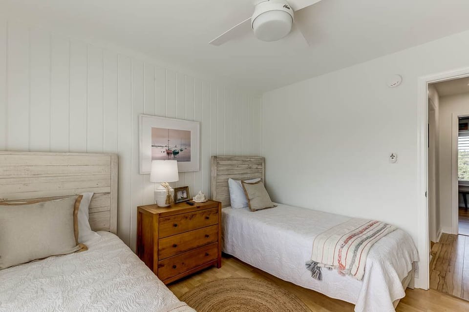 Top-Level Bedroom with 2 Twin Beds