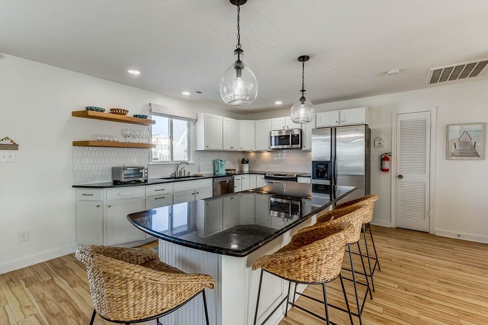 Top-Level Kitchen with Bar (seats 4)