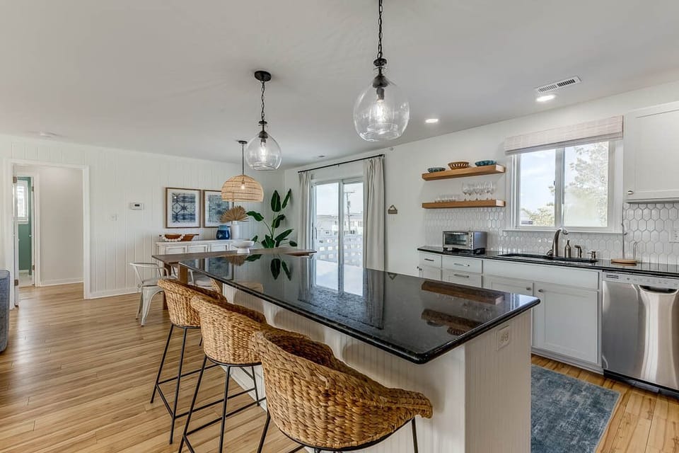 Top-Level Kitchen with Bar (seats 4)