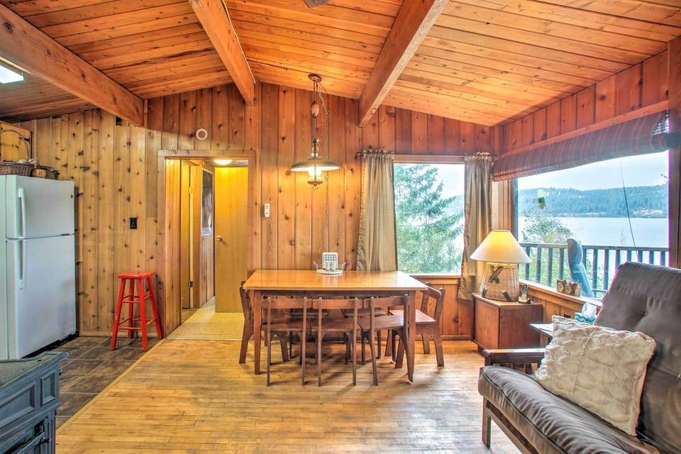 Dining Area | Dishware & Flatware Provided