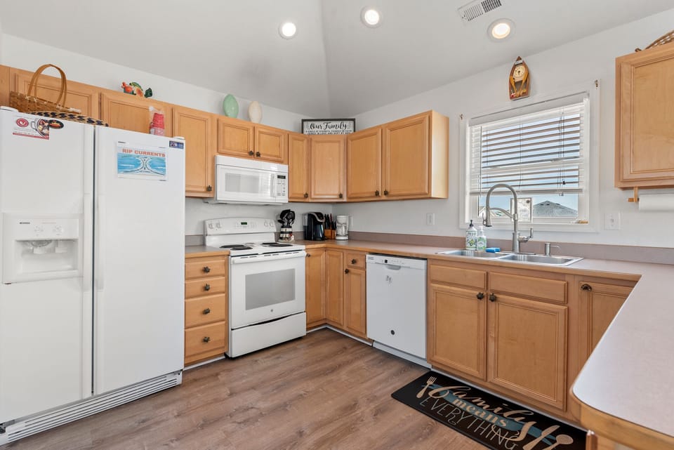 GR3611: Beach Bum'n | Top Level Kitchen