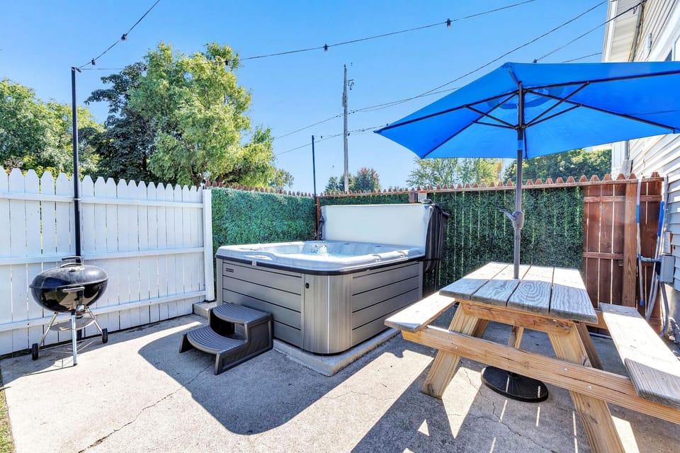 Hottub overlooking the water & picnic table seating. Hottub is open year round.
