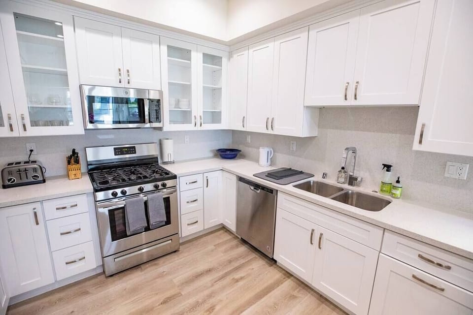 Fully stocked kitchen with all you need for cooking a great meal!