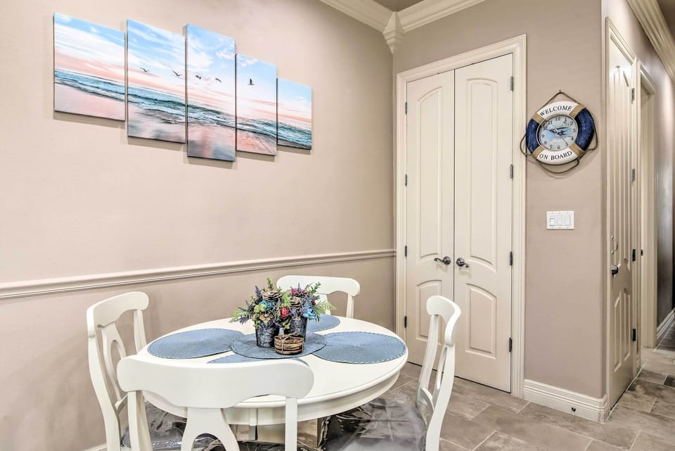 Dining Area | Dishware/Flatware Provided